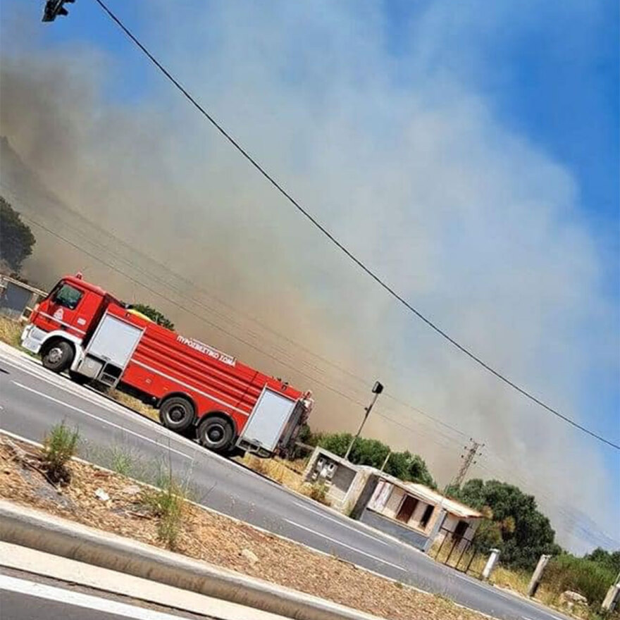 Μεγάλη φωτιά στον Κουβαρά Αττικής - Καίει κοντά σε σπίτια, εστάλη μήνυμα από το 112