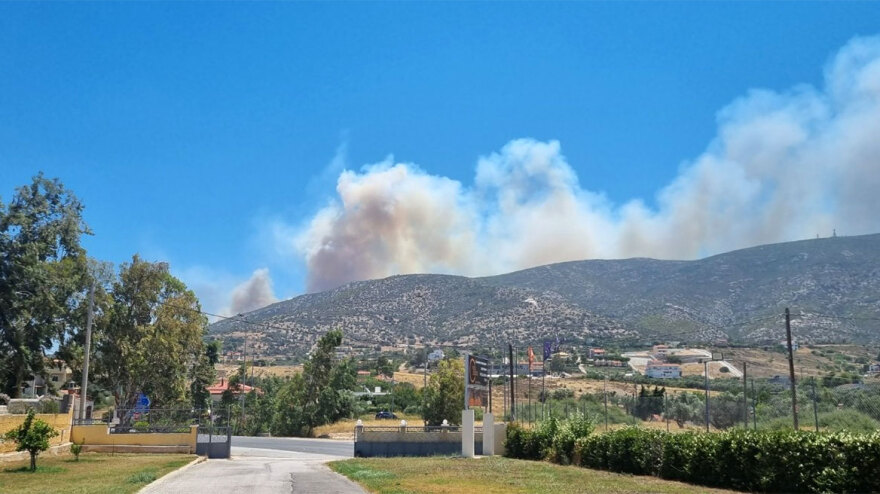 Μεγάλη φωτιά στον Κουβαρά Αττικής - Καίει κοντά σε σπίτια, εστάλη μήνυμα από το 112