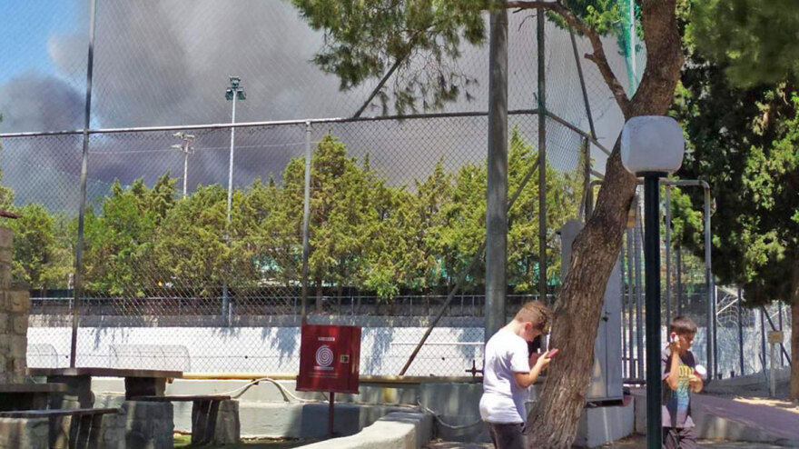 Μεγάλη φωτιά στο Λουτράκι: Έκλεισε η παλαιά και η νέα Εθνική οδός από Αγίους Θεοδώρους έως κόμβο Επιδαύρου