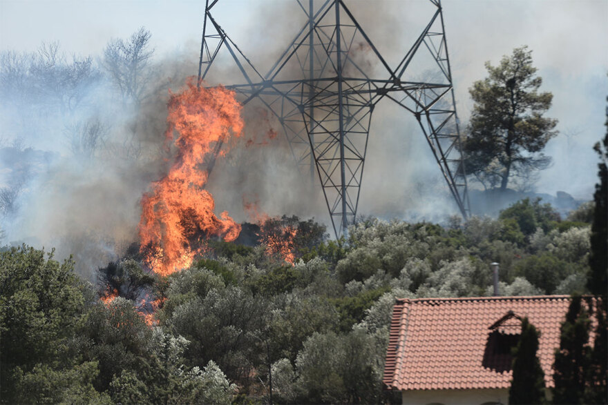 Φωτιά στον Κουβαρά: Από πυλώνα της ΔΕΗ ξεκίνησε η φωτιά, λέει ο δήμαρχος Σαρωνικού