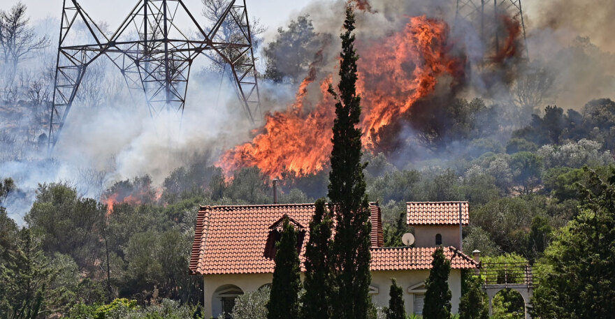 Φωτιά στον Κουβαρά: Από πυλώνα της ΔΕΗ ξεκίνησε η φωτιά, λέει ο δήμαρχος Σαρωνικού