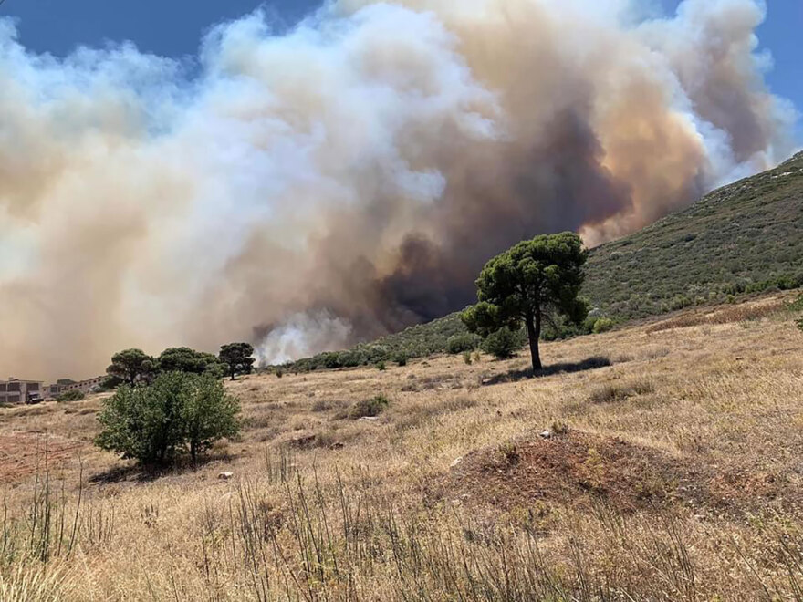 Φωτιά στον Κουβαρά: Καίγονται σπίτια και αυτοκίνητα  - Δείτε βίντεο και φωτογραφίες