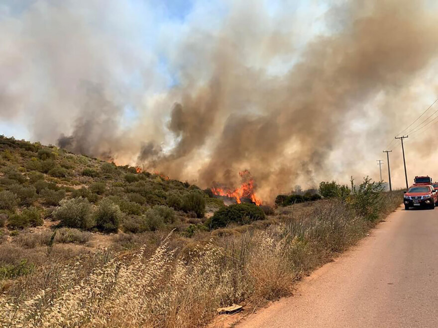 Φωτιά στον Κουβαρά: Καίγονται σπίτια και αυτοκίνητα  - Δείτε βίντεο και φωτογραφίες