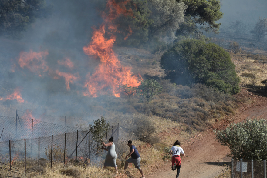 Φωτιά στον Κουβαρά: Ελεύθερος ο Ρουμάνος μετά την προσαγωγή - Συνεχίζεται η μάχη με τις φλόγες 