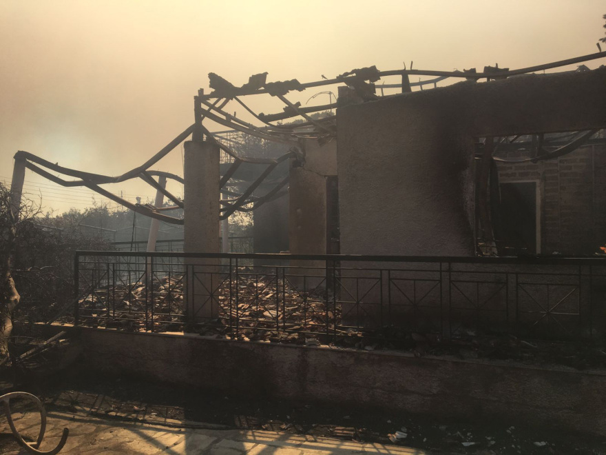 Φωτιά στον Κουβαρά: Καίγονται σπίτια και αυτοκίνητα  - Δείτε βίντεο και φωτογραφίες