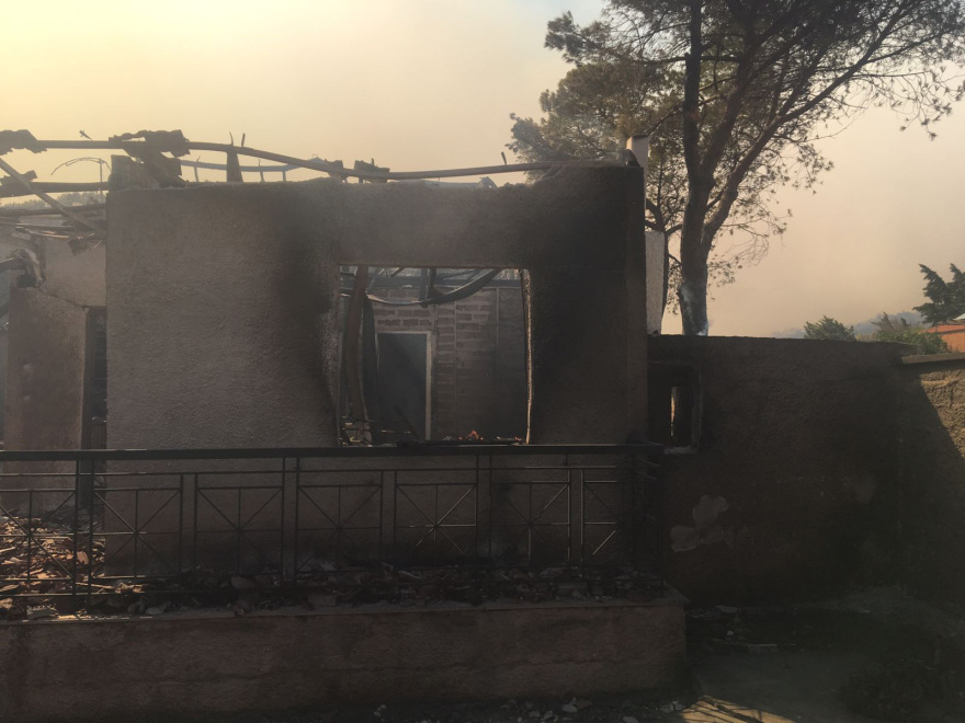 Φωτιά στον Κουβαρά: Καίγονται σπίτια και αυτοκίνητα  - Δείτε βίντεο και φωτογραφίες