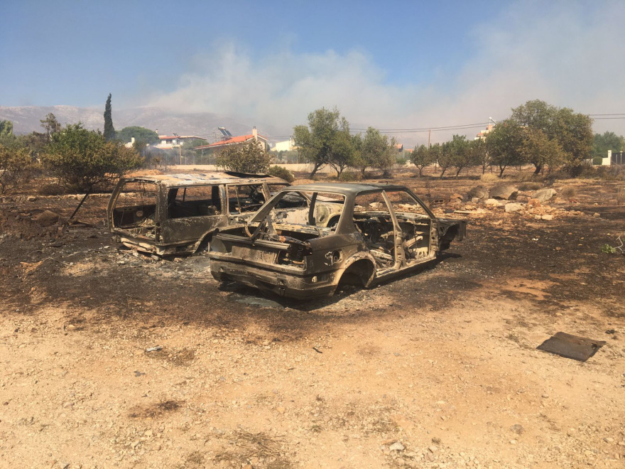 Φωτιά στον Κουβαρά: Καίγονται σπίτια και αυτοκίνητα  - Δείτε βίντεο και φωτογραφίες