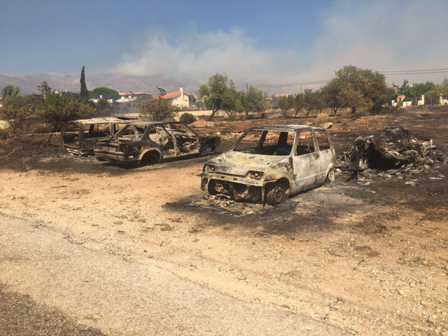 Φωτιά στον Κουβαρά: Καίγονται σπίτια και αυτοκίνητα  - Δείτε βίντεο και φωτογραφίες