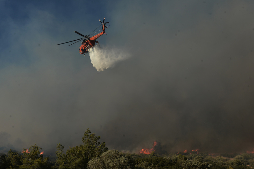 Φωτιά στον Κουβαρά: Καταγγελίες ότι ξέμειναν από νερό τα πυροσβεστικά στο Πανόραμα Σαρωνίδας
