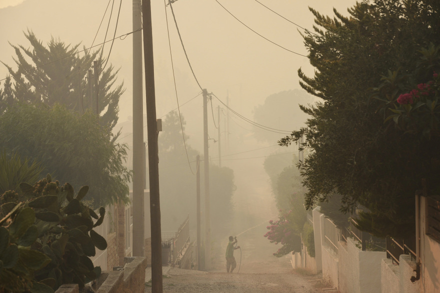 Φωτιά στον Κουβαρά: Καταγγελίες ότι ξέμειναν από νερό τα πυροσβεστικά στο Πανόραμα Σαρωνίδας