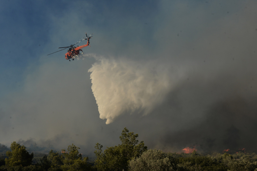 Φωτιά στον Κουβαρά: Καταγγελίες ότι ξέμειναν από νερό τα πυροσβεστικά στο Πανόραμα Σαρωνίδας