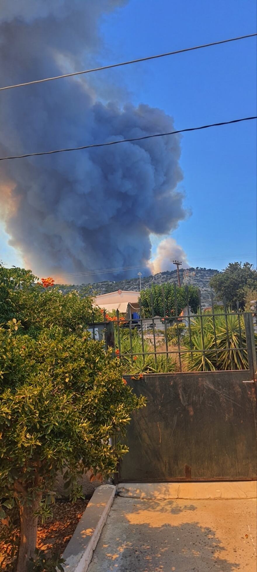 Μεγάλη φωτιά στο Λουτράκι: Έκλεισε η παλαιά και η νέα Εθνική οδός από Αγίους Θεοδώρους έως κόμβο Επιδαύρου