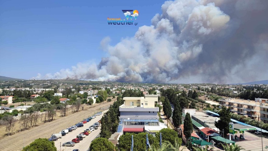 Μεγάλη φωτιά στο Λουτράκι - Έκλεισαν κατασκήνωση με 800 παιδιά, εκκενώνουν 8 οικισμούς προς Κόρινθο