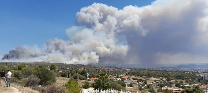 Μεγάλη φωτιά στο Λουτράκι - Έκλεισαν κατασκήνωση με 800 παιδιά, εκκενώνουν 8 οικισμούς προς Κόρινθο