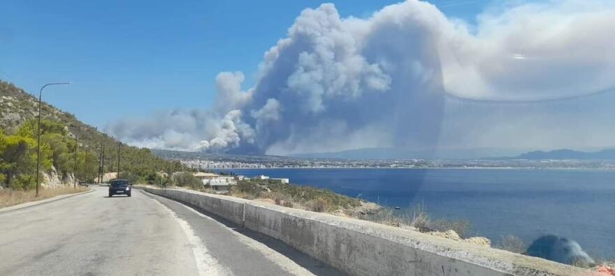 Μεγάλη φωτιά στο Λουτράκι - Έκλεισαν κατασκήνωση με 800 παιδιά, εκκενώνουν 8 οικισμούς προς Κόρινθο