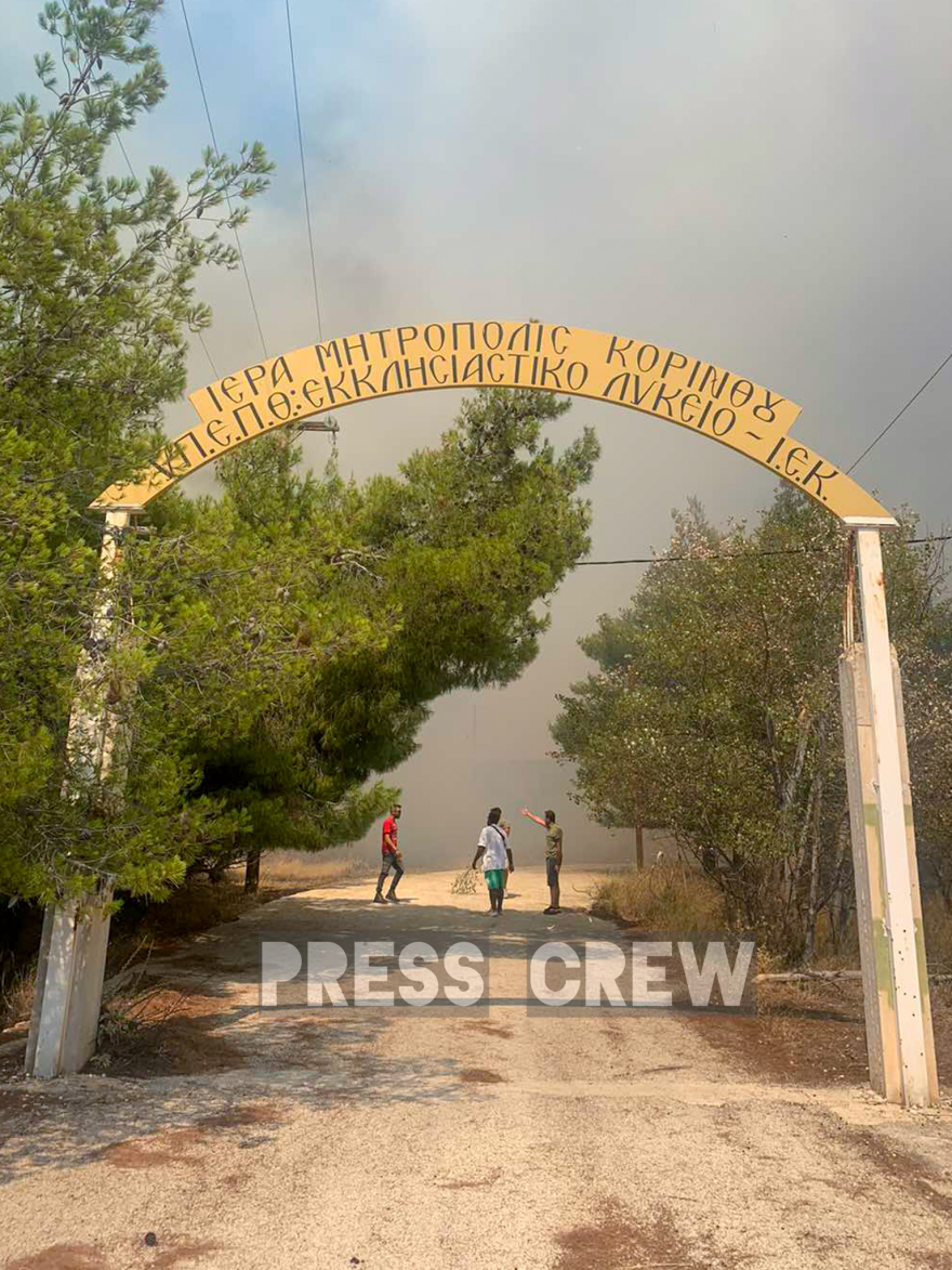 Μεγάλη φωτιά στο Λουτράκι - Έκλεισαν κατασκήνωση με 800 παιδιά, εκκενώνουν 8 οικισμούς προς Κόρινθο