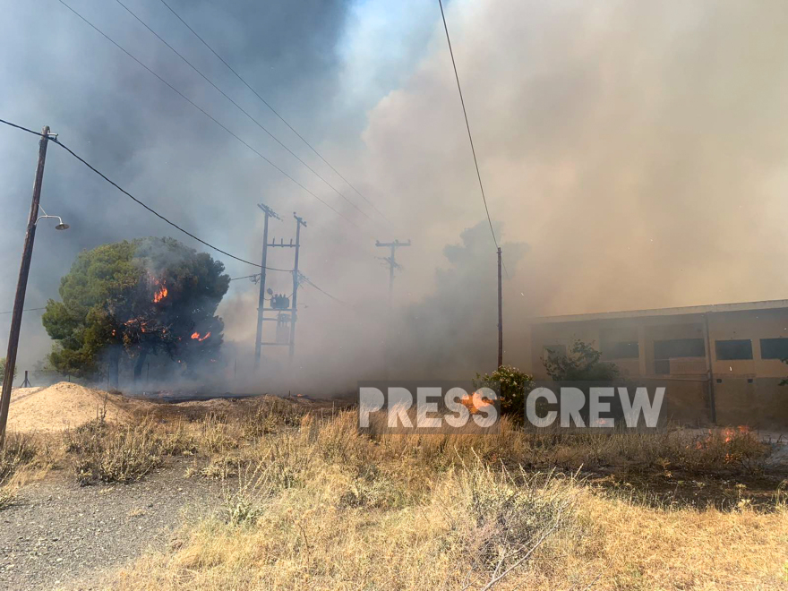 Μεγάλη φωτιά στο Λουτράκι - Έκλεισαν κατασκήνωση με 800 παιδιά, εκκενώνουν 8 οικισμούς προς Κόρινθο