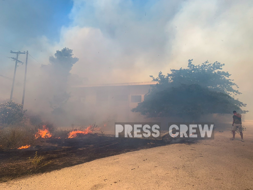 Μεγάλη φωτιά στο Λουτράκι - Έκλεισαν κατασκήνωση με 800 παιδιά, εκκενώνουν 8 οικισμούς προς Κόρινθο