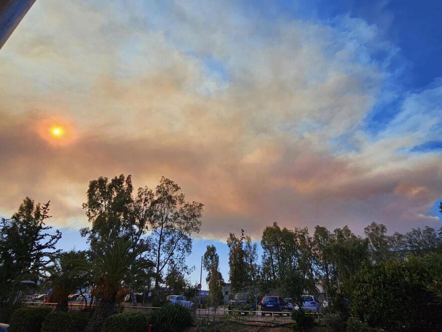 Ολονύχτια μάχη με τις φλόγες: Πώς εξελίσσεται η πυρκαγιά σε Σαρωνίδα, Δερβενοχώρια και Λουτράκι