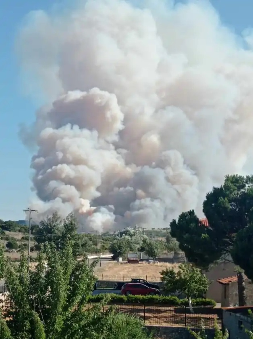 Ολονύχτια μάχη με τις φλόγες: Πώς εξελίσσεται η πυρκαγιά σε Σαρωνίδα, Δερβενοχώρια και Λουτράκι