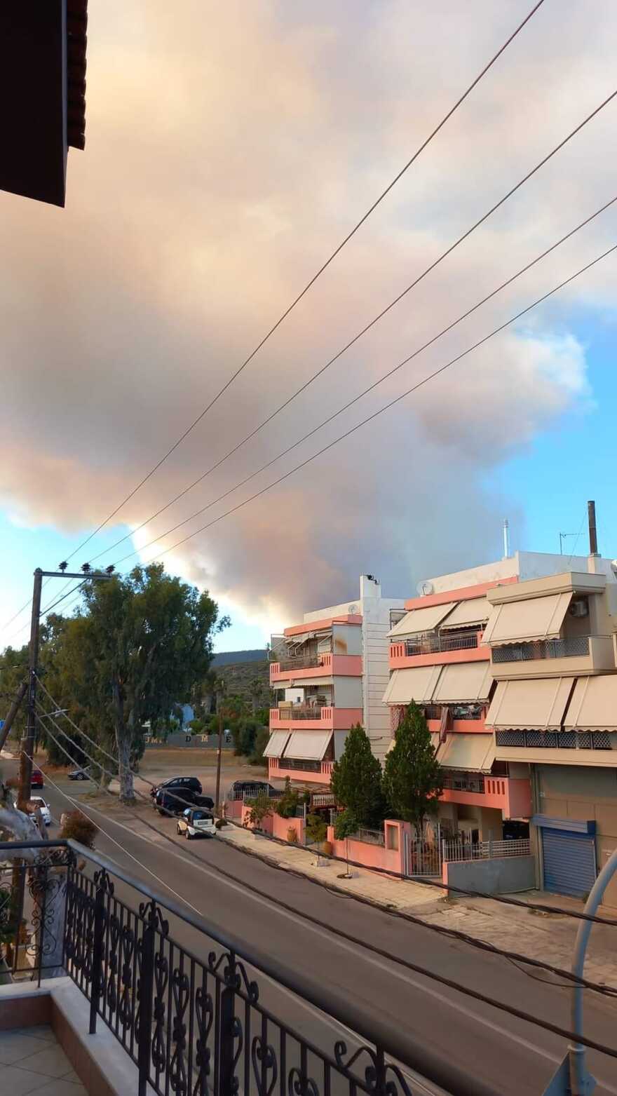 Ολονύχτια μάχη με τις φλόγες: Πώς εξελίσσεται η πυρκαγιά σε Σαρωνίδα, Δερβενοχώρια και Λουτράκι