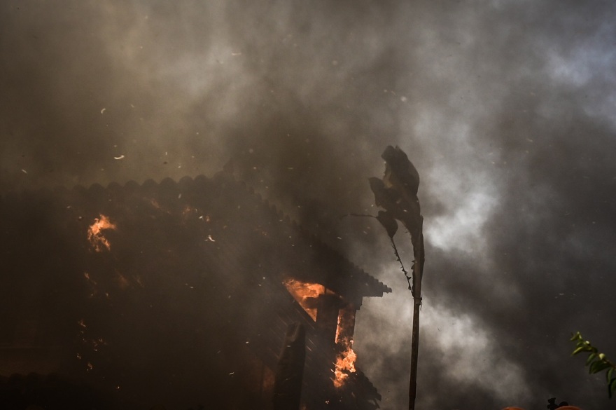 Φωτιά στον Κουβαρά: Καίγονται σπίτια και αυτοκίνητα  - Δείτε βίντεο και φωτογραφίες