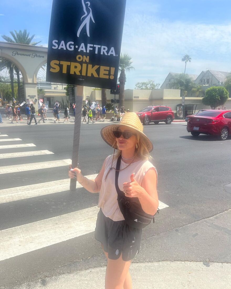 Φωτογραφίες: Η Χίλαρι Νταφ συμμετείχε στην απεργία των ηθοποιών