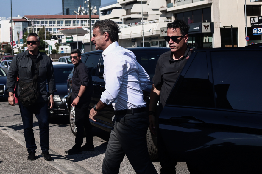 Αυξάνονται τα εναέρια μέσα για την κατάσβεση της φωτιάς στη Μάνδρα μετά την επίσκεψη Μητσοτάκη στο υπουργείο Πολιτικής Προστασίας