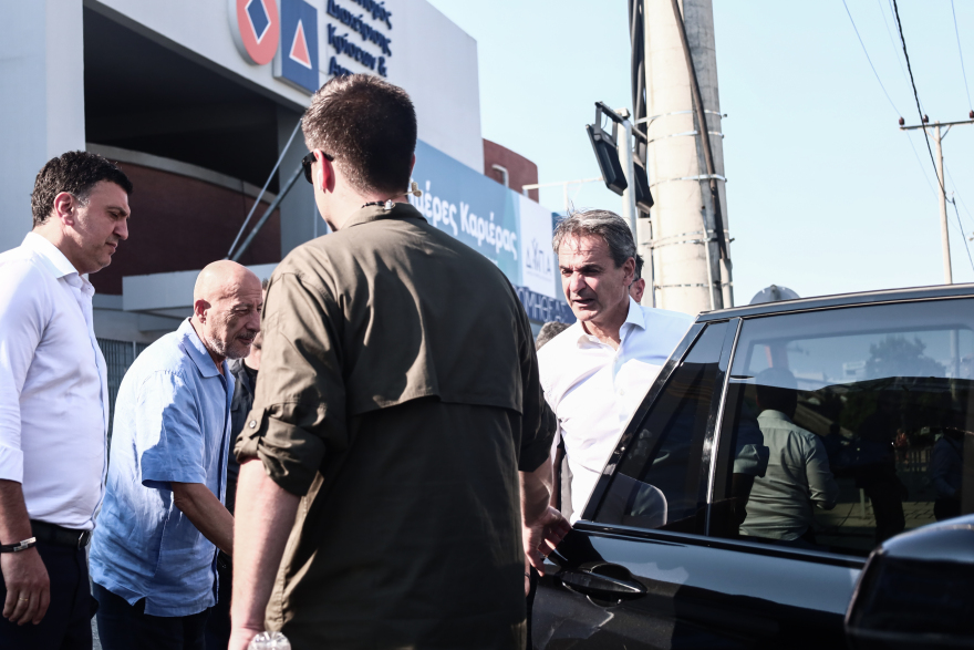 Αυξάνονται τα εναέρια μέσα για την κατάσβεση της φωτιάς στη Μάνδρα μετά την επίσκεψη Μητσοτάκη στο υπουργείο Πολιτικής Προστασίας