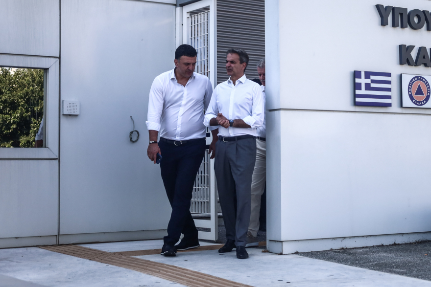 Αυξάνονται τα εναέρια μέσα για την κατάσβεση της φωτιάς στη Μάνδρα μετά την επίσκεψη Μητσοτάκη στο υπουργείο Πολιτικής Προστασίας