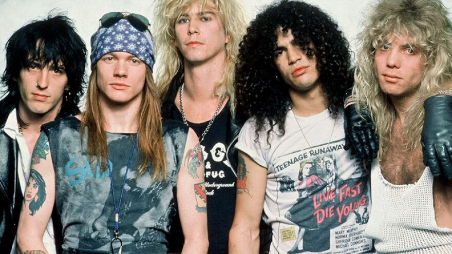 Guns N' Roses: Η πολυτάραχη ιστορία της θρυλικής μπάντας που καταφθάνει στην Αθήνα