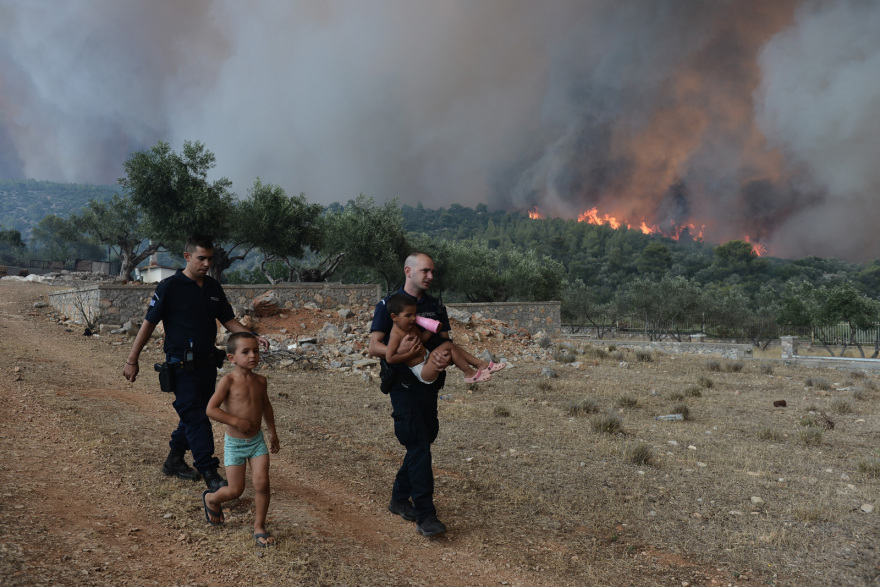 Φωτιά στα Δερβενοχώρια: Αυτό είναι το πύρινο μέτωπο που απειλεί τη Μάνδρα - Δείτε βίντεο και φωτογραφίες 