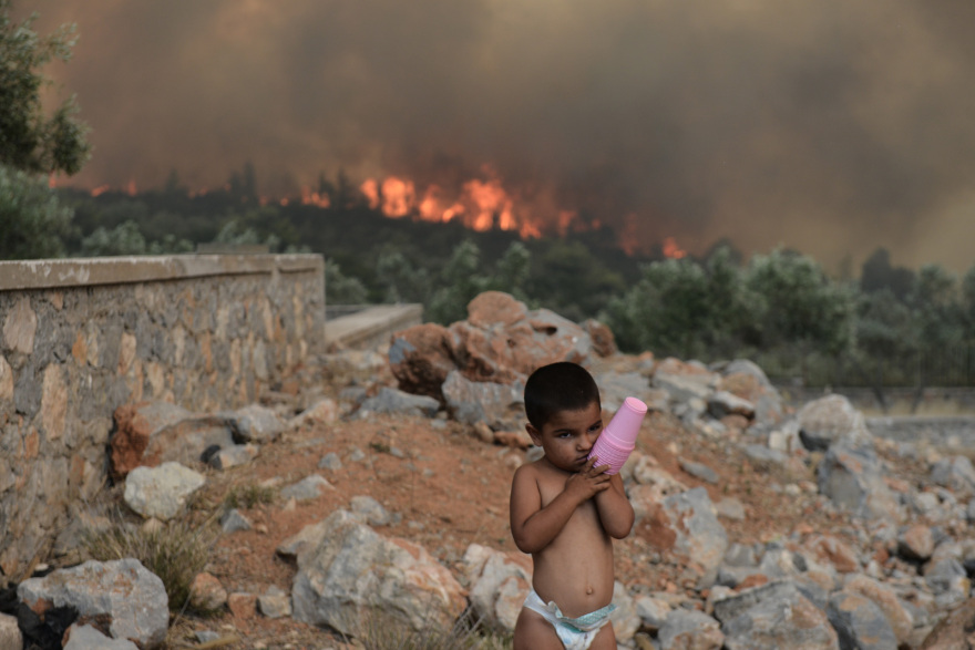 Φωτιά στα Δερβενοχώρια: Αυτό είναι το πύρινο μέτωπο που απειλεί τη Μάνδρα - Δείτε βίντεο και φωτογραφίες 