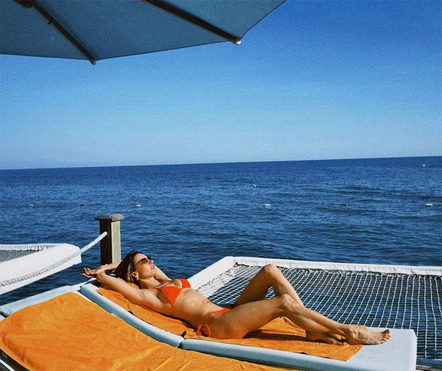 Αλεσάντρα Αμπρόσιο: Οι φωτογραφίες με πορτοκαλί στρινγκ μπικίνι 