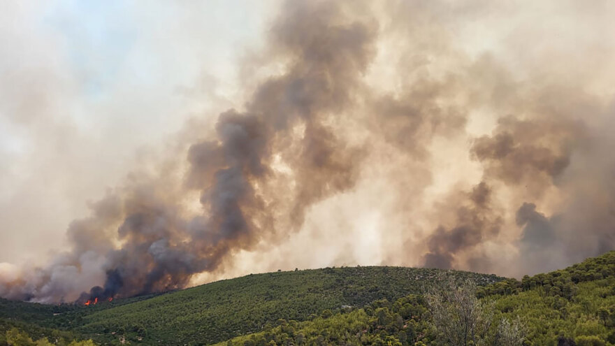 Φωτιά στα Δερβενοχώρια: Αυτό είναι το πύρινο μέτωπο που απειλεί τη Μάνδρα - Δείτε βίντεο και φωτογραφίες 
