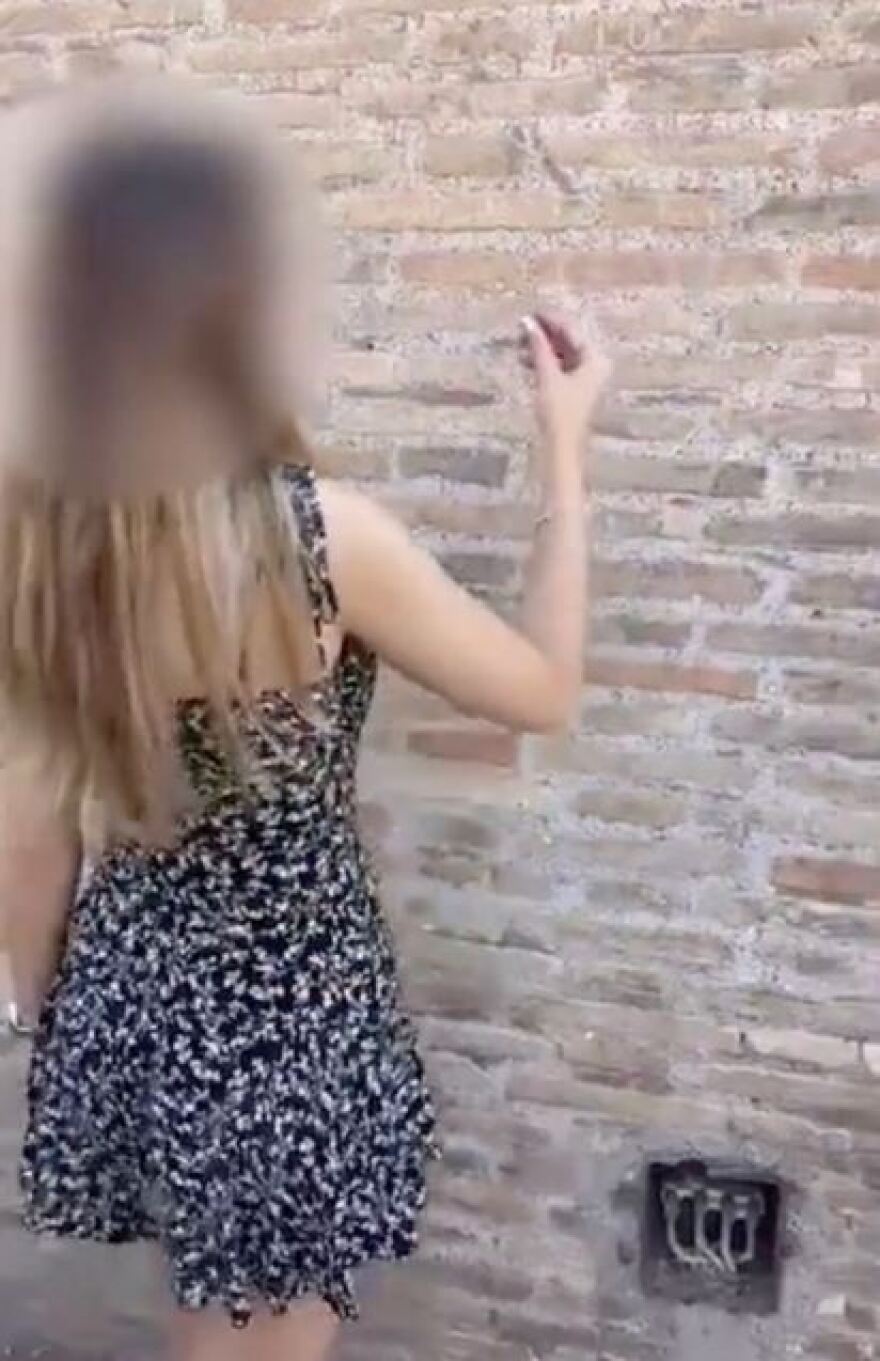 Κολοσσαίο:  Νέος βανδαλισμός από 17χρονη Ελβετή - «Δεν έκανε κάτι» είπαν οι γονείς της