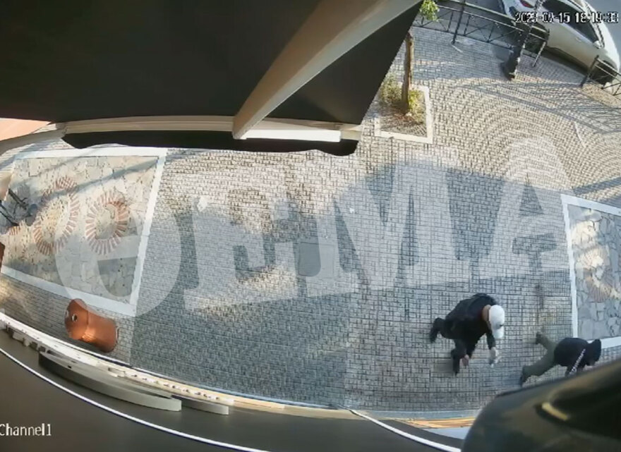 Πετρούπολη: Καρέ καρέ η επίθεση στο κατάστημα γνωστού τράπερ