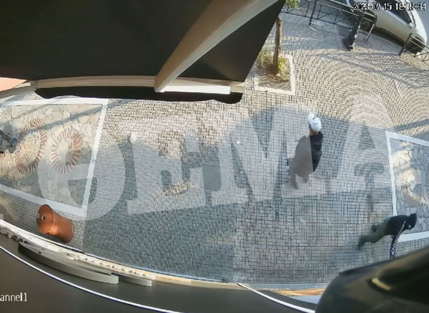 Πετρούπολη: Καρέ καρέ η επίθεση στο κατάστημα γνωστού τράπερ