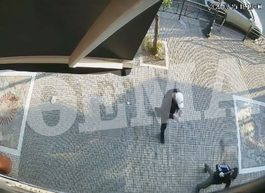 Πετρούπολη: Καρέ καρέ η επίθεση στο κατάστημα γνωστού τράπερ