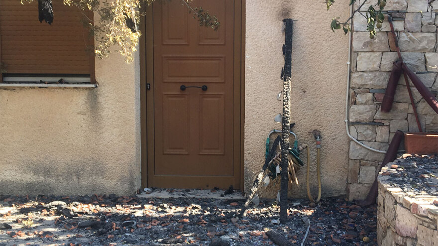 Φωτιά – Σαρωνίδα: Μετρούν τις πληγές τους από την πυρκαγιά - Δείτε βίντεο και φωτογραφίες