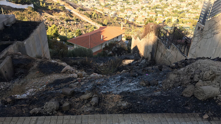 Φωτιά – Σαρωνίδα: Μετρούν τις πληγές τους από την πυρκαγιά - Δείτε βίντεο και φωτογραφίες