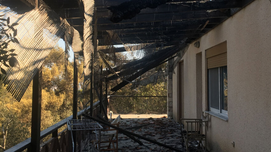 Φωτιά – Σαρωνίδα: Μετρούν τις πληγές τους από την πυρκαγιά - Δείτε βίντεο και φωτογραφίες