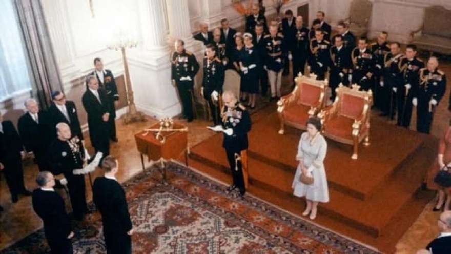 Στην κηδεία της Φρειδερίκης εμφανίστηκε για τελευταία φορά το στέμμα του Όθωνα – Δείτε φωτογραφίες