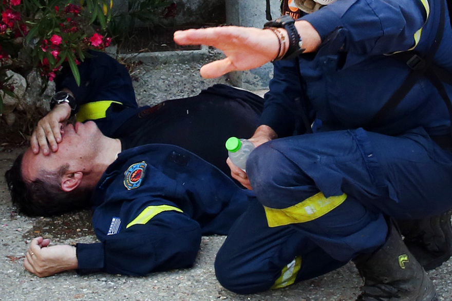 Νέα Πέραμος: Πυροσβέστης λιποθύμησε από εξάντληση - Δείτε βίντεο και φωτογραφίες