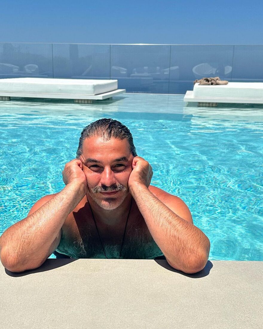 Μπισμπίκης: Το φιλί με τη Βανδή στην παραλία και η ευχή για τα γενέθλιά της - «Χρόνια πολλά αγάπη μου»