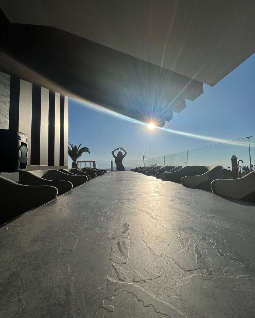 Μπισμπίκης: Το φιλί με τη Βανδή στην παραλία και η ευχή για τα γενέθλιά της - «Χρόνια πολλά αγάπη μου»