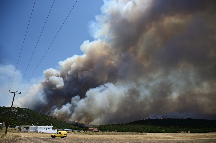 Αναζωπύρωση στα Δερβενοχώρια στην περιοχή Στεφάνη - Ενισχύονται οι άνεμοι από το μεσημέρι