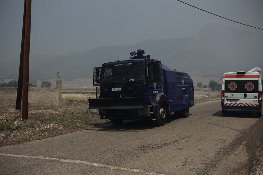 Φωτιά στη Νέα Πέραμο: Ο «Αίαντας» της ΕΛ.ΑΣ επιχειρεί στο Κανδήλι