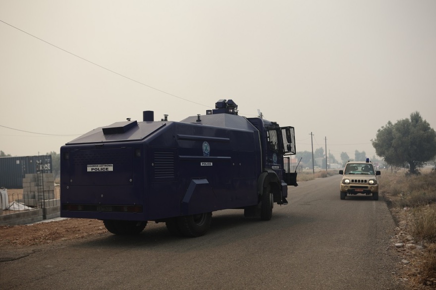 Φωτιά στη Νέα Πέραμο: Ο «Αίαντας» της ΕΛ.ΑΣ επιχειρεί στο Κανδήλι