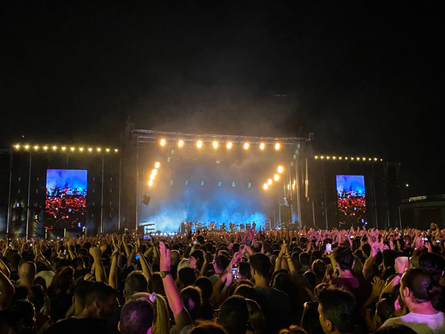 Arctic Monkeys: Ξεσήκωσαν τo κοινό σε μία από τις πιο πολυαναμενόμενες βραδιές του φετινού καλοκαιριού - Βίντεο και φωτογραφίες